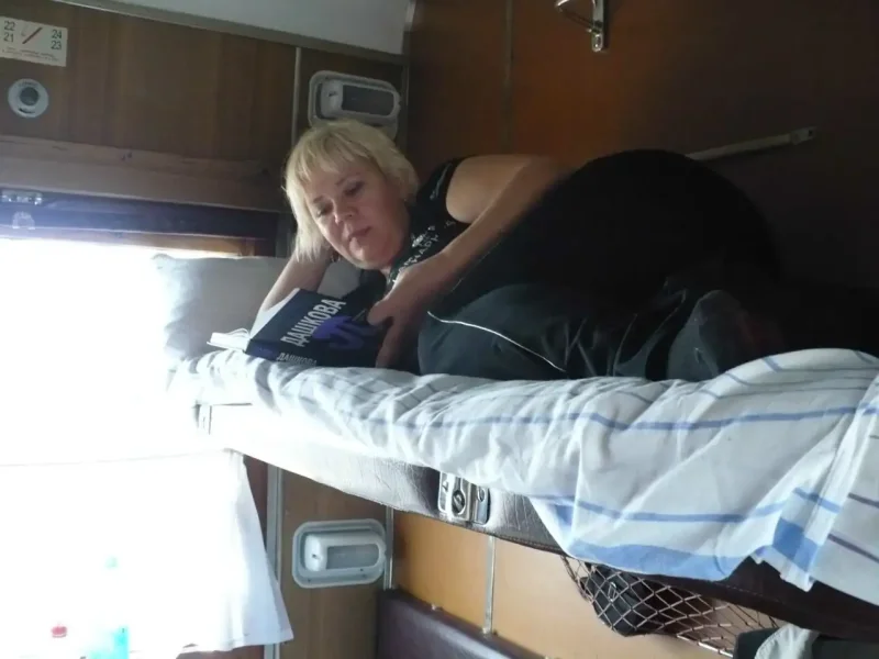 Девушка в вагоне поезда