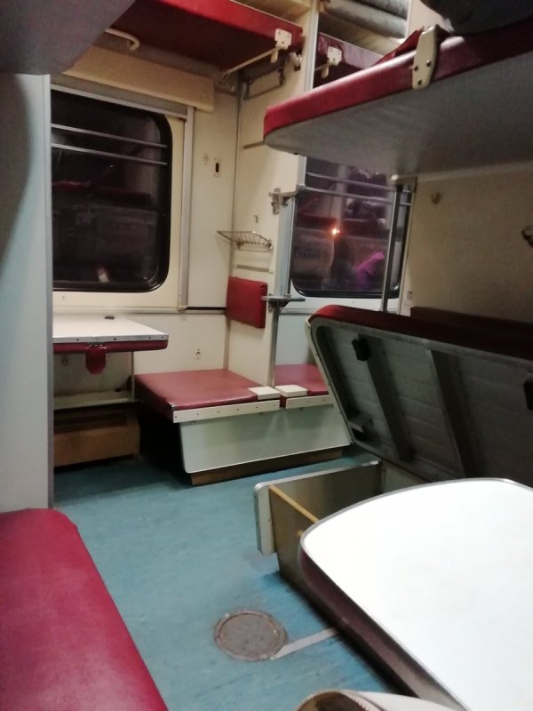 Полка нижняя в купе в поезде