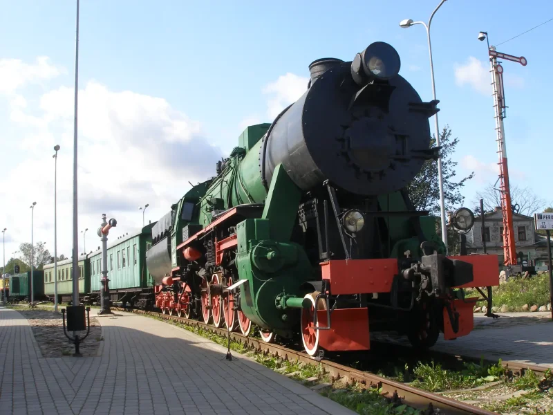 Паровоз Серго Орджоникидзе из лего