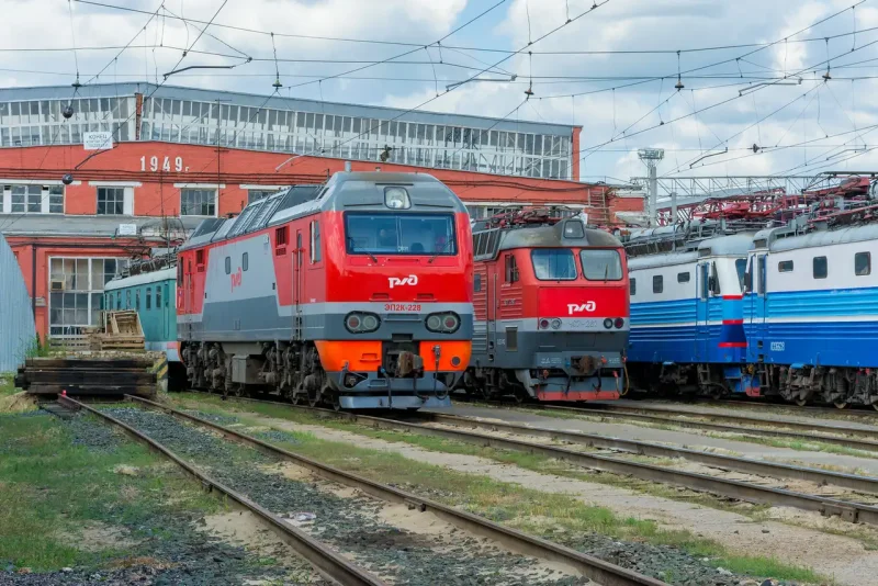 Птол локомотивов. Локомотивное депо Самара. Электровоз Локомотив эп2к. Депо Самара локомотивное депо. Электровоз постоянного тока эп2к.