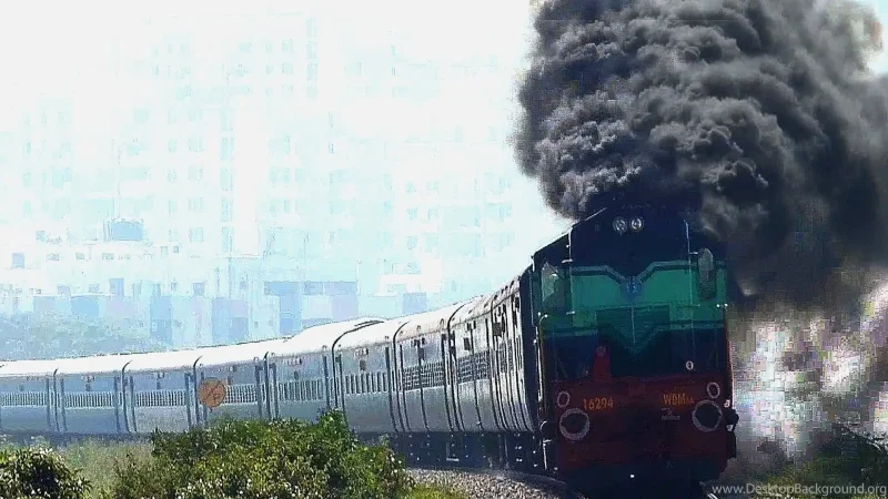 Тепловоз дымит
