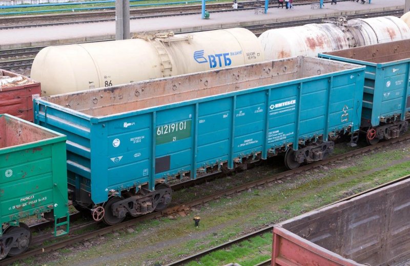 Полувагон с глухим кузовом модель 12-9869