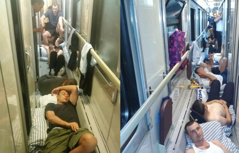 Пассажиры в электричке