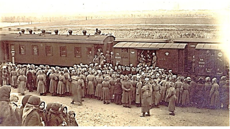 Поезд на ночном перроне