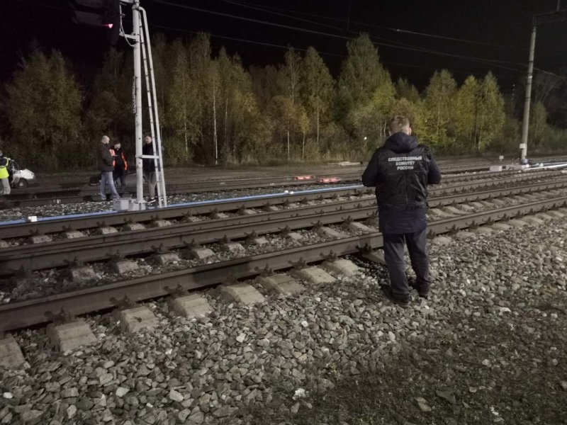 Электричка сбила человека