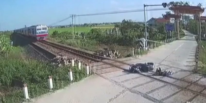 Электричка сбила человека