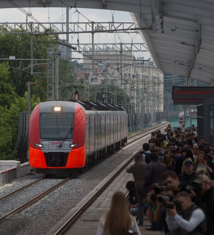 Метро с поездом