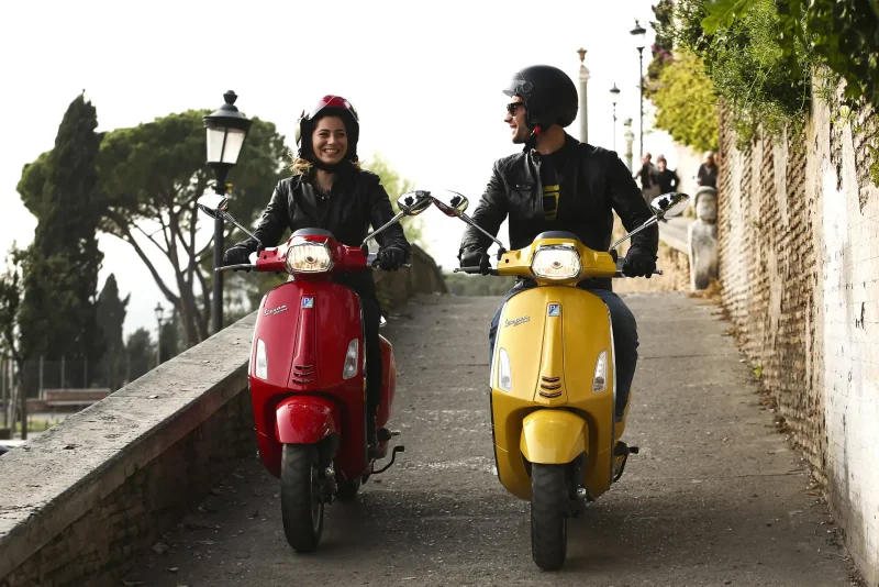 Человек на мопеде Vespa