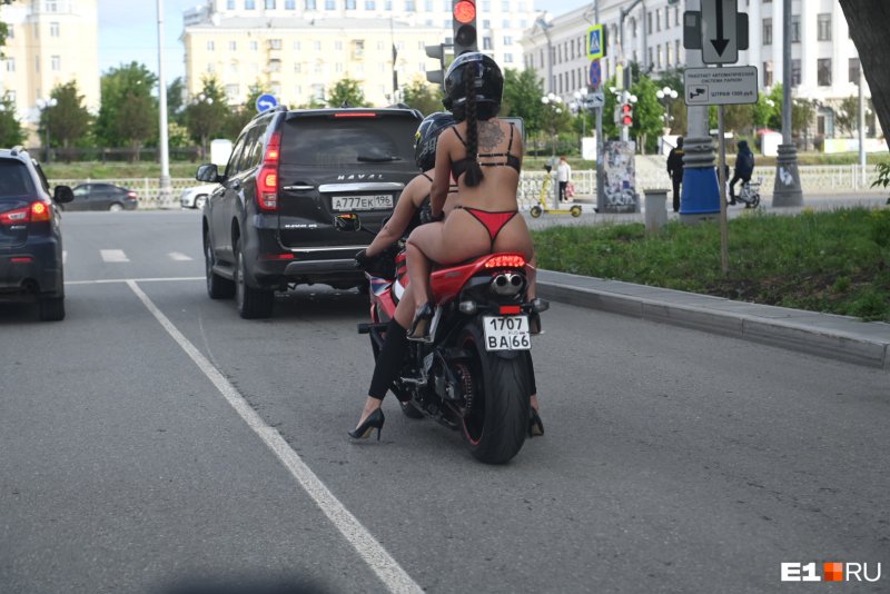 Девушка байкер