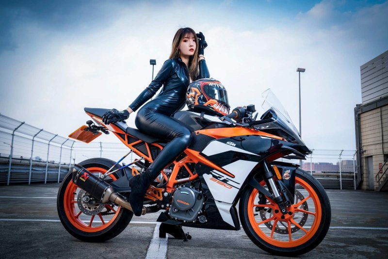 Сузуки GSX R 600 девушка