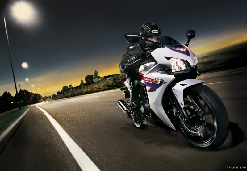 Honda CBR 250 ночной город