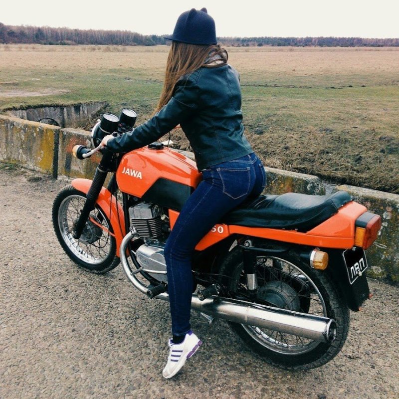 Девушка на мотоцикле ИЖ