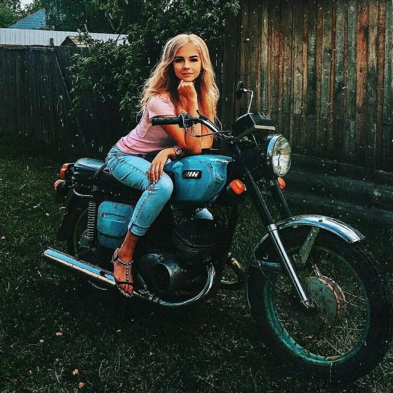 ИЖ Юпитер 3 и девушки