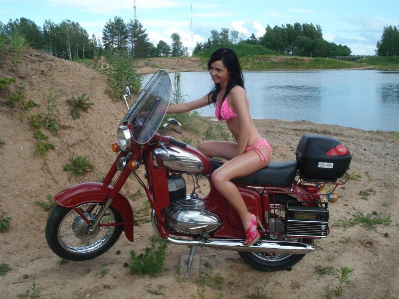 Мотоцикл Ява 638 350 и девушка