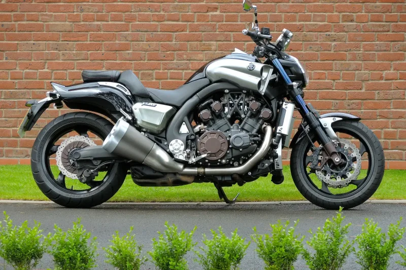 Yamaha v-Max Кувалда