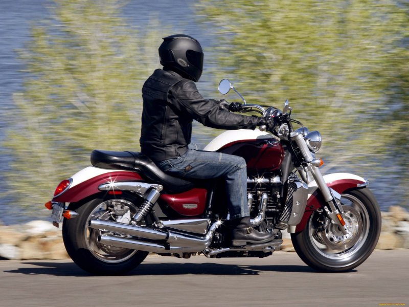Moto Guzzi v7 and girls