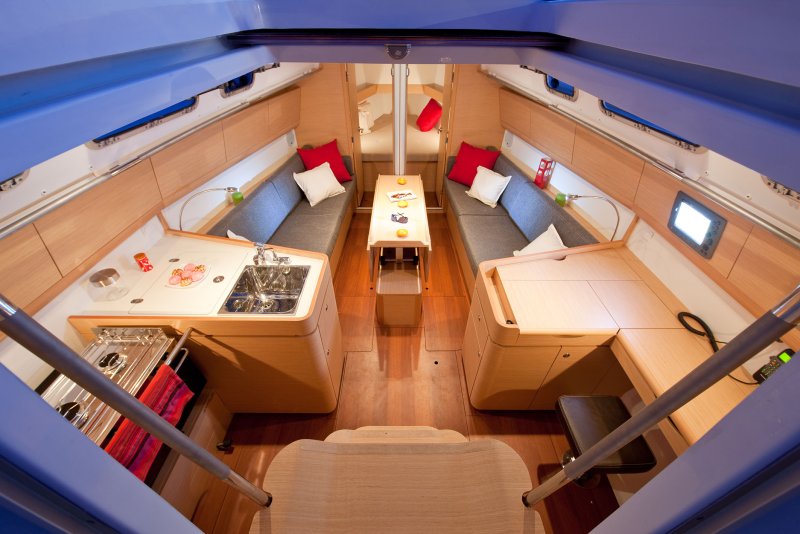 Парусная яхта Beneteau интерьер
