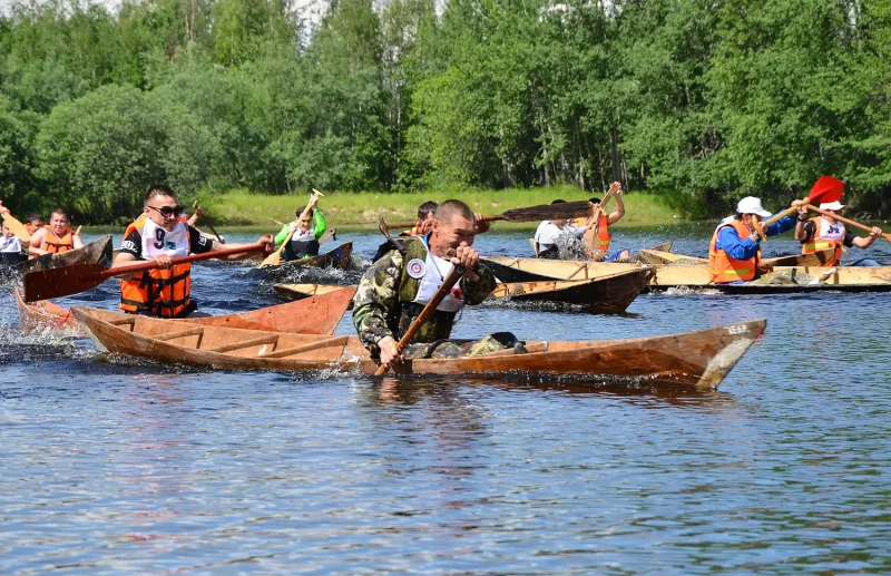 Старая лодка на воде