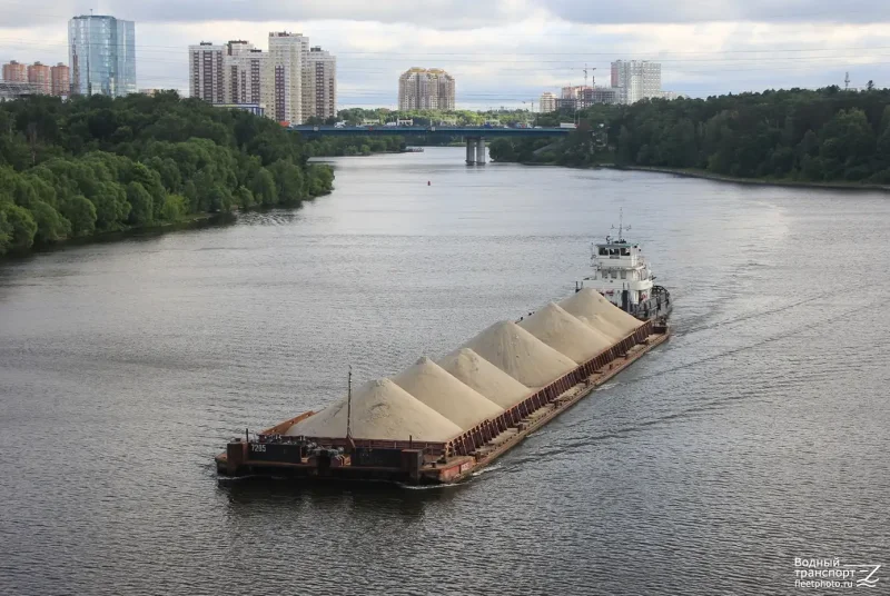 Грузовые суда на Москве реке
