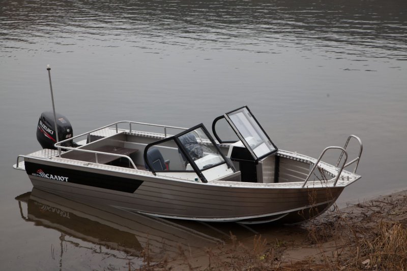 Алюминиевая моторная лодка салют Pro Navigator 525