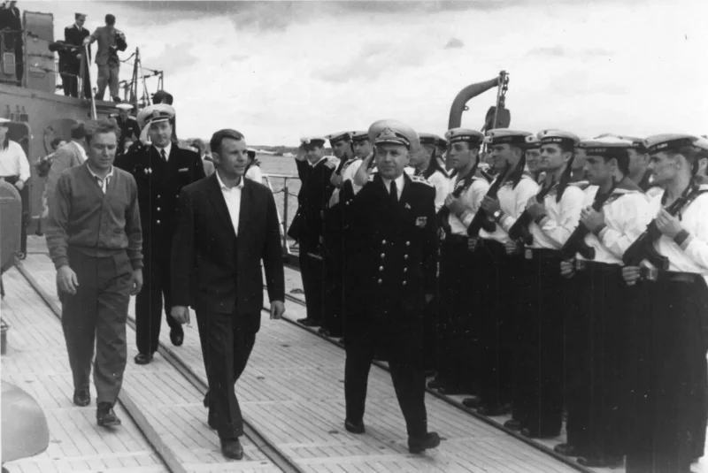 Экипаж подводной лодки в скафандрах 1908
