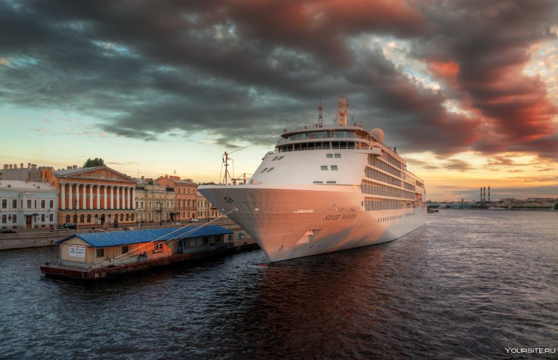 Морские круизные лайнеры в Санкт Петербурге