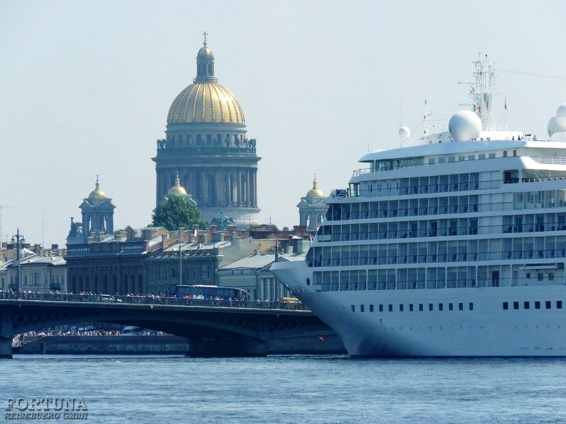 Лайнер на Неве Санкт-Петербург