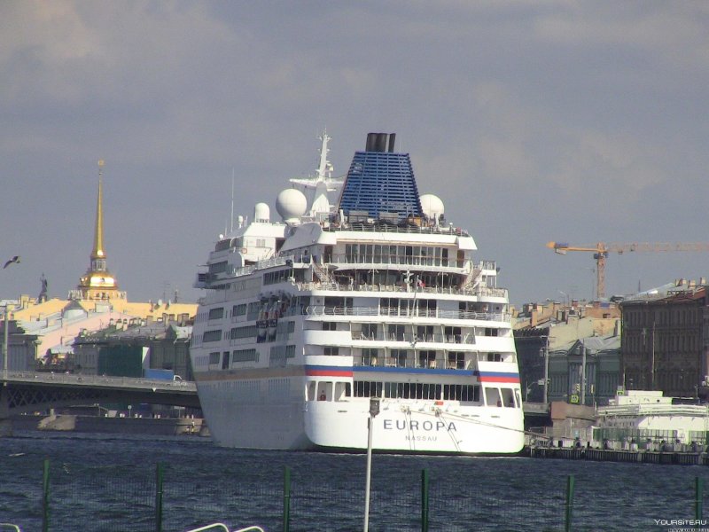 Круизный лайнер в Санкт-Петербурге