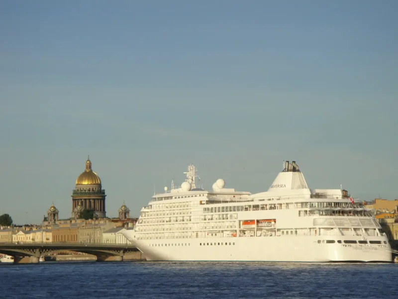 Океанский лайнер в Санкт-Петербурге