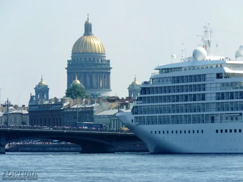 Лайнер на Неве Санкт-Петербург
