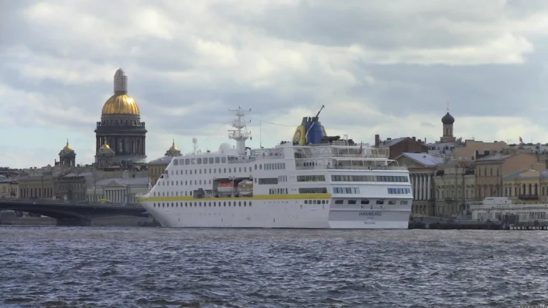 Лайнер на Неве Санкт-Петербург
