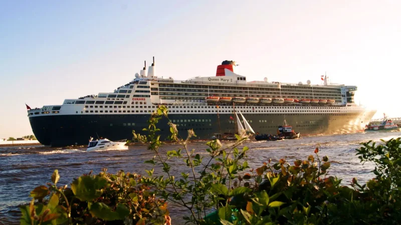 Круизный лайнер Queen Mary 2