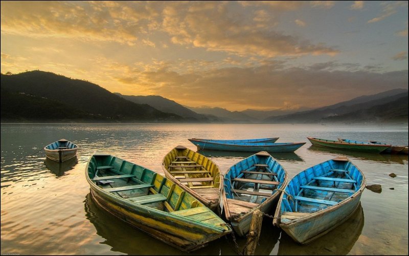 Лодка на берегу моря