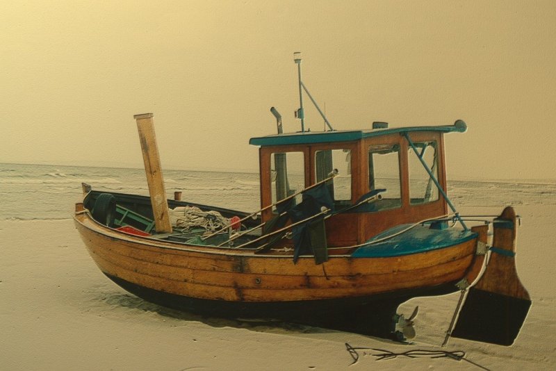 Рыбацкая лодка в море