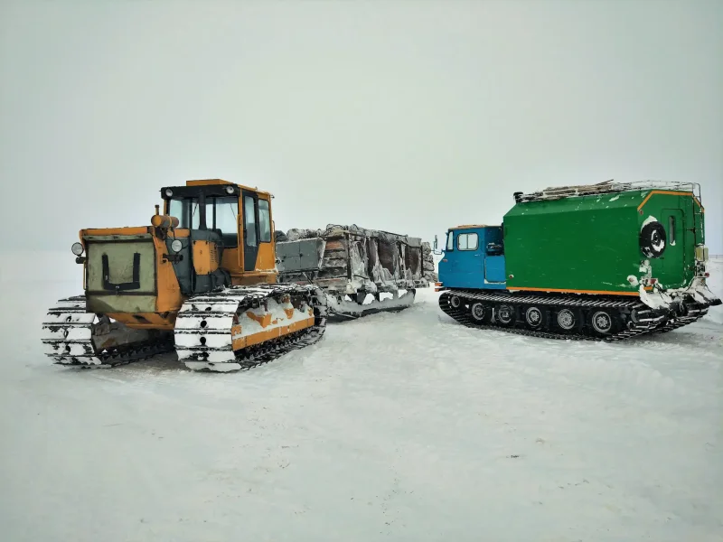 Трактор с санями