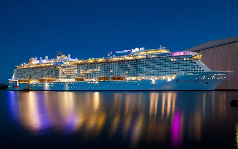 Ovation of the Seas лайнер