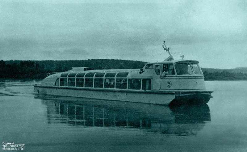 Теплоход Заря 946