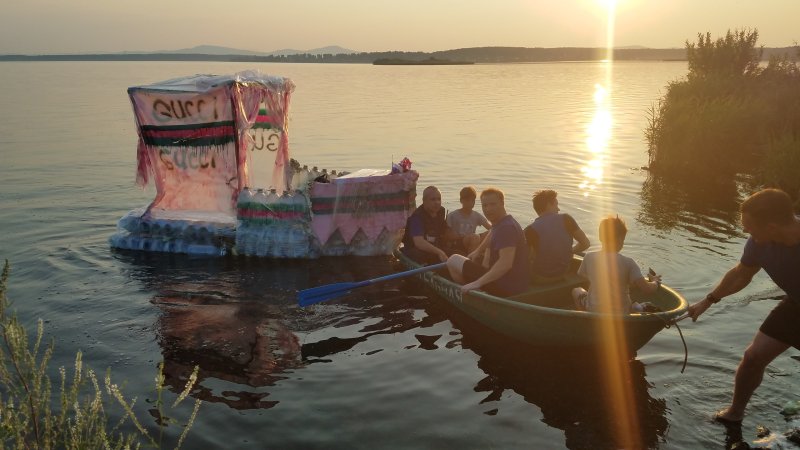 Плот из пластиковых бутылок