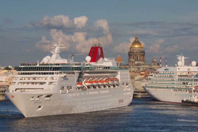 Морские круизные лайнеры в Санкт Петербурге
