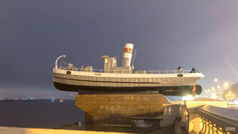 Нижневолжская набережная корабль
