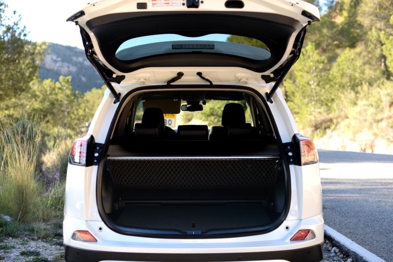 Toyota rav4 с открытым багажником