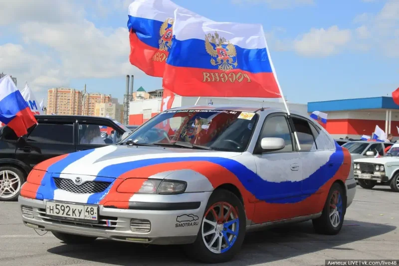 Российский флаг на авто