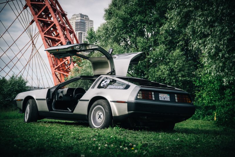 DELOREAN DMC-12