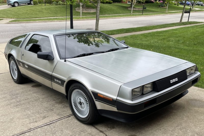 DELOREAN DMC-12