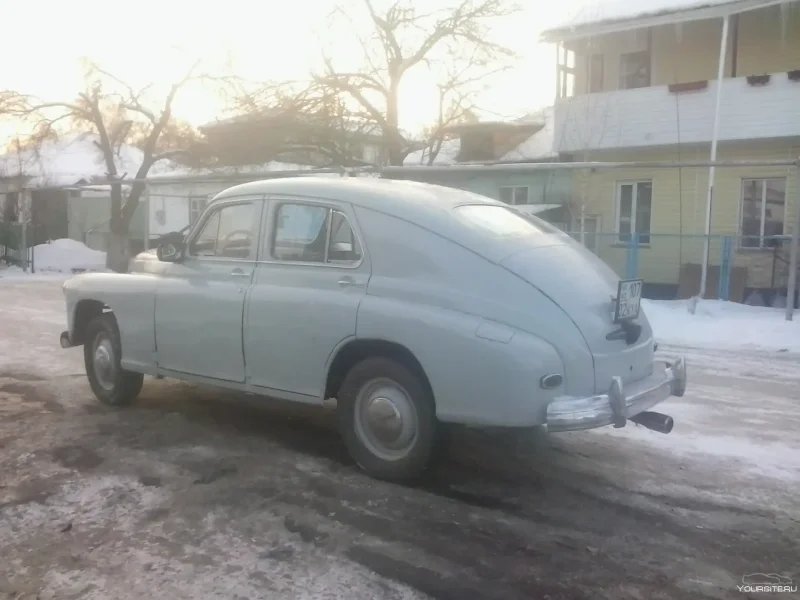 Старая машина Ласточка
