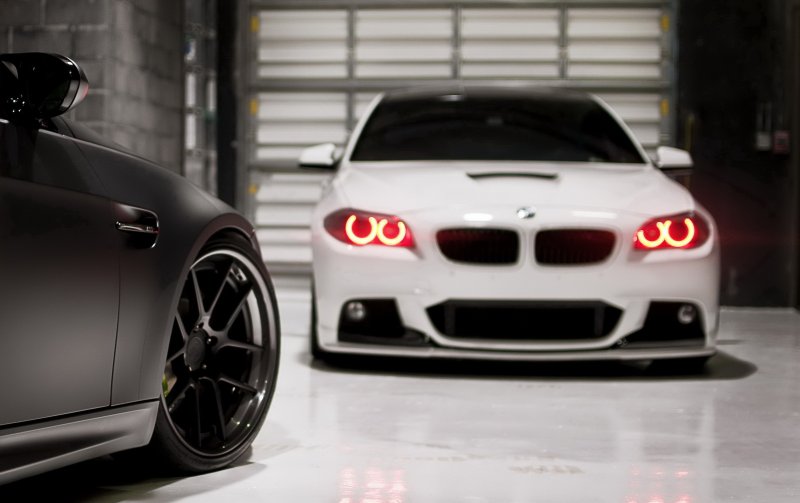 BMW m5 c красными фарами