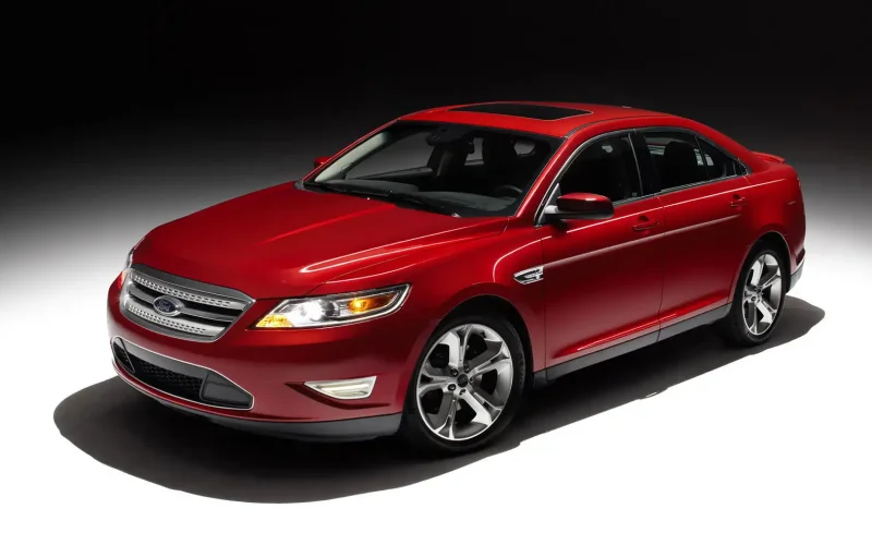 Ford Taurus красный