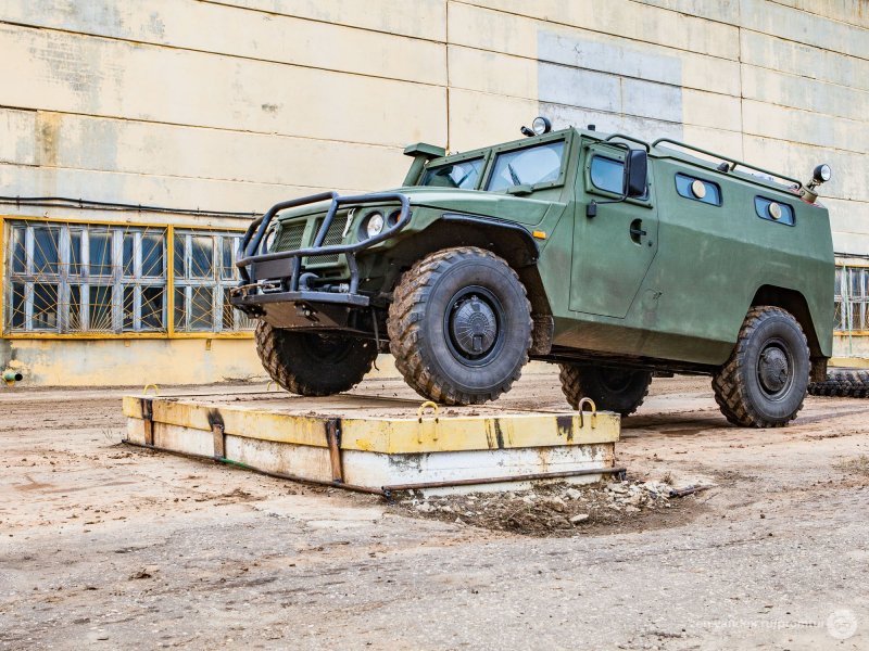 Машина ГАЗ 2330 тигр