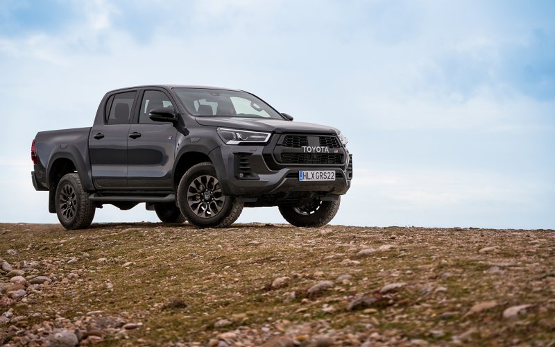 Черный Hilux gr Sport 2022