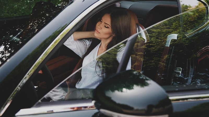 Девушка в машине